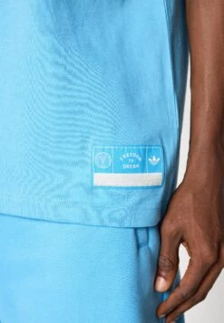 Adidas Originals INTER MIAMI CF ORIGINALS VARSITY TRAVEL T-SHIRT - Article De Supporter D'équipe De Club - Semi Blue Burst/white Tint -ASOS 8395b6b15f264fcf869d6d1f6106b9ab