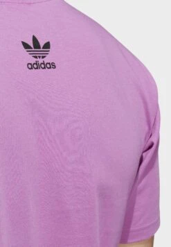 Adidas Originals Cartoon Trefoil - T-Shirt Imprimé - Purple -ASOS 839fc6dae9e34a96a49b065d69f8b0b1