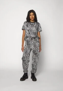 Adidas Originals Jogger - Pantalon De Survêtement - Cloud White/Black -ASOS 87b579d049b343b09559a5b689e65247