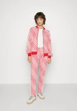 Adidas Originals Adicolor 70S - Pantalon De Survêtement - True Pink 11 Adidas Originals Adicolor 70S - Pantalon De Survêtement - True Pink -ASOS 884e84c7a7f44899a9070199f2ecceb5