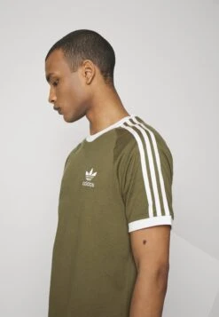 Adidas Originals 3 Stripes Tee Unisex - T-Shirt Imprimé - Olive Strata -ASOS 8c1f4e6b0460473cae16b7696a245e1d