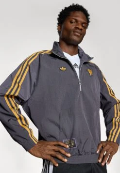 Adidas Originals MANCHESTER UNITED ICON HALF ZIP JACKET - Article De Supporter D'équipe De Club - Utility Black -ASOS 8ecc837f378941d7a6fcc7e281687ebe