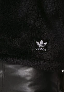 Adidas Originals Essentials Fluffy - T-Shirt Imprimé - Black -ASOS 913ee38a6141481c95234260879af8f7