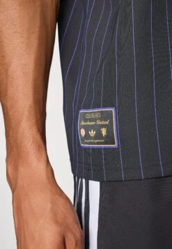 Adidas Originals MANCHESTER UNITED ICON JERSEY - Article De Supporter D'équipe De Club - Black -ASOS 9399f2eea68f42e89f956054bdcef90f