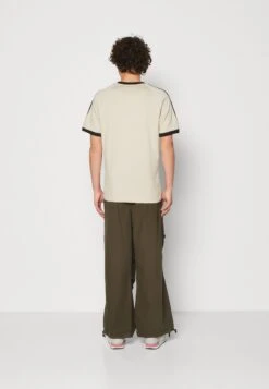 Adidas Originals 3 Stripes Tee Unisex - T-Shirt Imprimé - Beige -ASOS 93abf99a58514a23b7c05abd2fa83d54