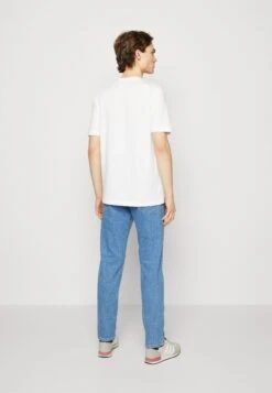 Adidas Originals Trefoil Unisex - T-Shirt Imprimé - Shadow Red -ASOS 9406baac5e764df5b487bc140ea8c345