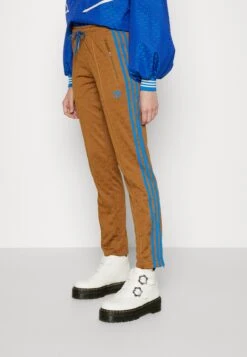 Adidas Originals Adicolor 70S - Pantalon De Survêtement - Brown Desert 10 Adidas Originals Adicolor 70S - Pantalon De Survêtement - Brown Desert -ASOS 98aa381ba8b647dc8d92108cf5ba1f63