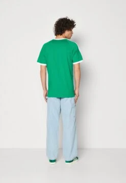 Adidas Originals 3 Stripes Tee Unisex - T-Shirt Imprimé - Green -ASOS 99bcd298e1be4170a831c32d6310bda3