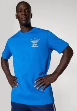 Adidas Originals REAL MADRID ICON GRAPHIC T-SHIRT - Article De Supporter D'équipe De Club - Bluebird -ASOS 9b246fa1b5224f2e80c4cb9021f6e78a