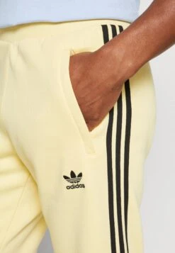 Adidas Originals Stripes Pant Unisex - Pantalon De Survêtement - Almost Yellow -ASOS 9e64f7eae61a44fe88f36679f61fd248