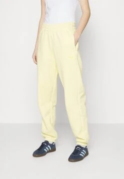Adidas Originals Essentials - Pantalon De Survêtement - Almost Yellow -ASOS a154efa749cd4a049e6c0b688cc26a03