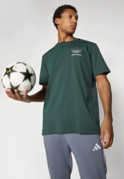 Adidas Originals JUVENTUS TURIN ICON GRAPHIC TEE - Article De Supporter D'équipe De Club - Shadow Green -ASOS a2b06d7f2b704ad1b827fd6b4005ae5d