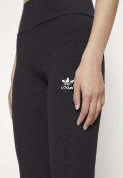 Adidas Originals Essentials Flared - Pantalon Classique - Black -ASOS a5dd67242f90478e9c9072b5d4995950