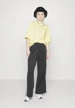 Adidas Originals Essentials - T-Shirt Basique - Almost Yellow 11 Adidas Originals Essentials - T-Shirt Basique - Almost Yellow -ASOS a64cd2b0253f454183e1d62fef2220cb