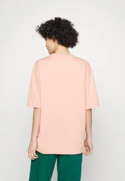 Adidas Originals Adidas Retro Luxury Tee - T-Shirt Imprimé - Ambient Blush -ASOS a67f003967ba44c0b4a922bcf013b612