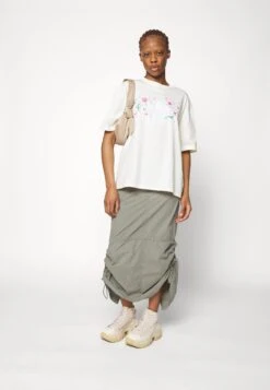 Adidas Originals Oversized Tee - T-Shirt Imprimé - Cream White -ASOS a720a2590ef64bb093f41c1059ba329b