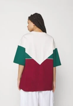 Adidas Originals Tee - T-Shirt Imprimé - Wonderwhite/Collegiate Green/Collegiate Burgundy -ASOS a7c3e06e3e8b4d24b4577e79991ef0f7