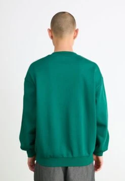 Adidas Originals OVERSIZE CREW - Sweatshirt - Collegiate Green/off White -ASOS a9c75eac17f540e99b008c54a53d2652