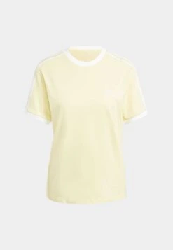 Adidas Originals Classics 3 Stripes - T-Shirt Imprimé - Almost Yellow -ASOS b10df671ef574915a1bb59d49bb8c2a6