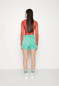 Adidas Originals Adicolor 70S Mono - Short - Green -ASOS b2d9dd1101dc4597b1e9fa2d876e8ff9