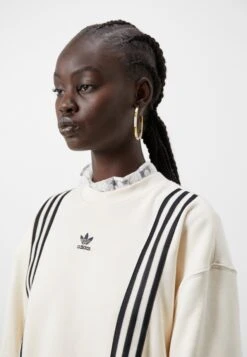 Adidas Originals Adicolor 70S - Sweatshirt - White -ASOS b6a5dffa2da94f6696293a3d40f8e709