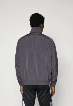 Adidas Originals MANCHESTER UNITED ICON HALF ZIP JACKET - Article De Supporter D'équipe De Club - Utility Black -ASOS b9067f1ce70548a4b283f4fd9a2234f6