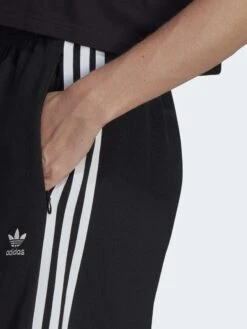 Adidas Originals Relaxed Wide Leg - Pantalon De Survêtement - Black -ASOS b92ee73f5def401eb5e32d85351728c1