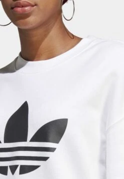 Adidas Originals Trefoil Crew - Sweatshirt - White -ASOS bb989e5ad2af48b792fd5e89a9bb2218