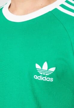 Adidas Originals 3 Stripes Tee Unisex - T-Shirt Imprimé - Green -ASOS c309bd28515a4045ba3a95ecba41f56b