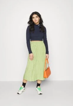 Adidas Originals Cropped - T-Shirt À Manches Longues - Legend Ink -ASOS c54714c62d5d488f9eff3bb88e33bd00