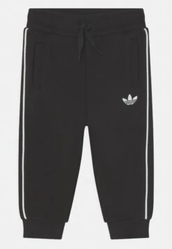 Adidas Originals Crew Unisex Set - Survêtement - Black/Carbon -ASOS c6d733c1fa7e444b8ce05a8a4e0e9d49