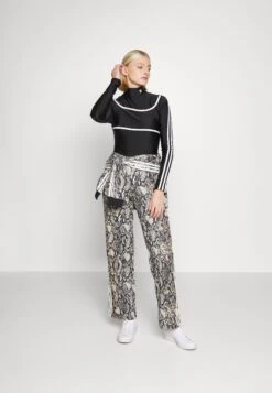 Adidas Originals Long Sleeve Body Suit 2-In-1 - Débardeur - Black 15 Adidas Originals Long Sleeve Body Suit 2-In-1 - Débardeur - Black -ASOS c75b7588665a40e08ec3ac5d347b7c3f