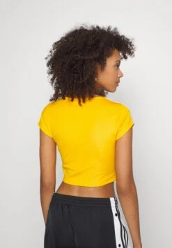 Adidas Originals Cropped Tee - T-Shirt Imprimé - Collegiate Gold -ASOS c7f5ac8970b1494396aca5ab81bf8b53