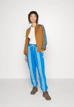 Adidas Originals Adicolor 70S Pants - Pantalon De Survêtement - Bluebird 11 Adidas Originals Adicolor 70S Pants - Pantalon De Survêtement - Bluebird -ASOS c926f26c907d48a281679e3593c84bd4