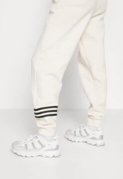 Adidas Originals Neuclassics Joggers - Pantalon De Survêtement - White -ASOS cc4bf69e88ce4651a350dead785ddc5c