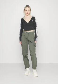 Adidas Originals Classics Cropped Long Sleeve - T-Shirt À Manches Longues - Black -ASOS d2016a571f6e4ab1a2db602de216a615