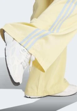 Adidas Originals Wide Leg Pants - Pantalon Classique - Almost Yellow -ASOS d51fc729dd514f84a8b996e338cd5d43