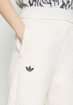 Adidas Originals Neuclassics Joggers - Pantalon De Survêtement - White -ASOS d7b0db60b5a741baaef4932522073087