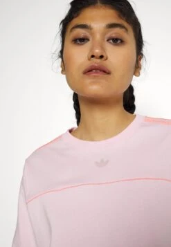 Adidas Originals Archive Cutline Tee - T-Shirt Imprimé - Clear Pink -ASOS d7e956170e3b4601b501d6f7b1f73554