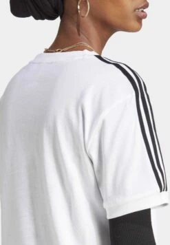 Adidas Originals Classics 3 Stripes - T-Shirt Imprimé - White -ASOS d8af93e5bdb94720a2e26a2803da164d