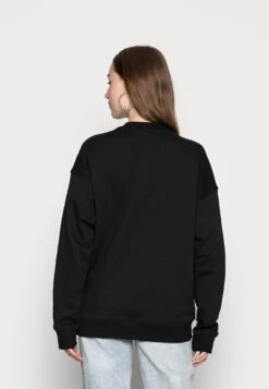 Adidas Originals Crew - Sweatshirt - Black/White -ASOS dd16a154e4874025aa14347cf2f7fbb0