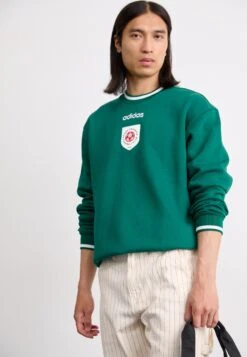 Adidas Originals CREWNECK - Sweatshirt - Collegiate Green -ASOS e1235ed04a5a4fe7bb256023d4cccd21