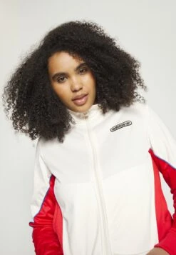 Adidas Originals Track - Veste De Survêtement - White/Vivid Red -ASOS e30c85e0e6a74806870c3e6875abc83c