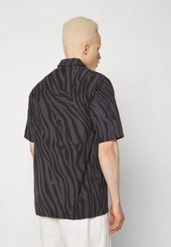 Adidas Originals Chemise - Black -ASOS e5df3b09c00c46b48e9b26f81d4abd35