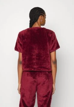 Adidas Originals Essentials Fluffy - T-Shirt Imprimé - Shadow Red 10 Adidas Originals Essentials Fluffy - T-Shirt Imprimé - Shadow Red -ASOS e725b92711b0453bba8b59ebfcc9478c