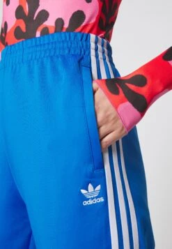 Adidas Originals Classi - Pantalon De Survêtement - Bluebird -ASOS e7c4007606544ed6a8fc7fd52f024372