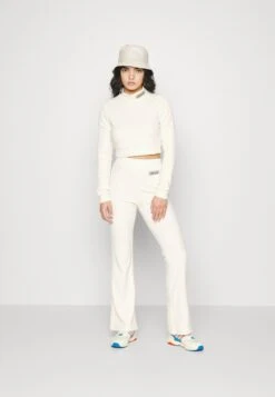 Adidas Originals Cropped - T-Shirt À Manches Longues - White -ASOS e94e31a9fd28463eada00f980f0cc54e