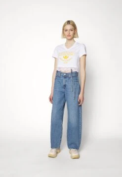 Adidas Originals Cropped Vneck - T-Shirt Imprimé - White -ASOS ed213766fca84cf5a2f682182c8060f9