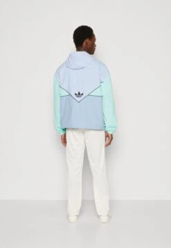 Adidas Originals Unisex - Veste Coupe-Vent - Blue Dawmbient Sky/Easy Green -ASOS f7f422db77e54121b815b37883b9d1e4