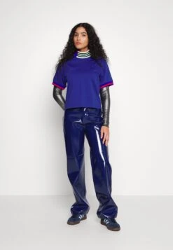 Adidas Originals Collar Crop Tee - T-Shirt Imprimé - Victory Blue -ASOS fa2b2f88e4114bcd812facdc0da0ef06